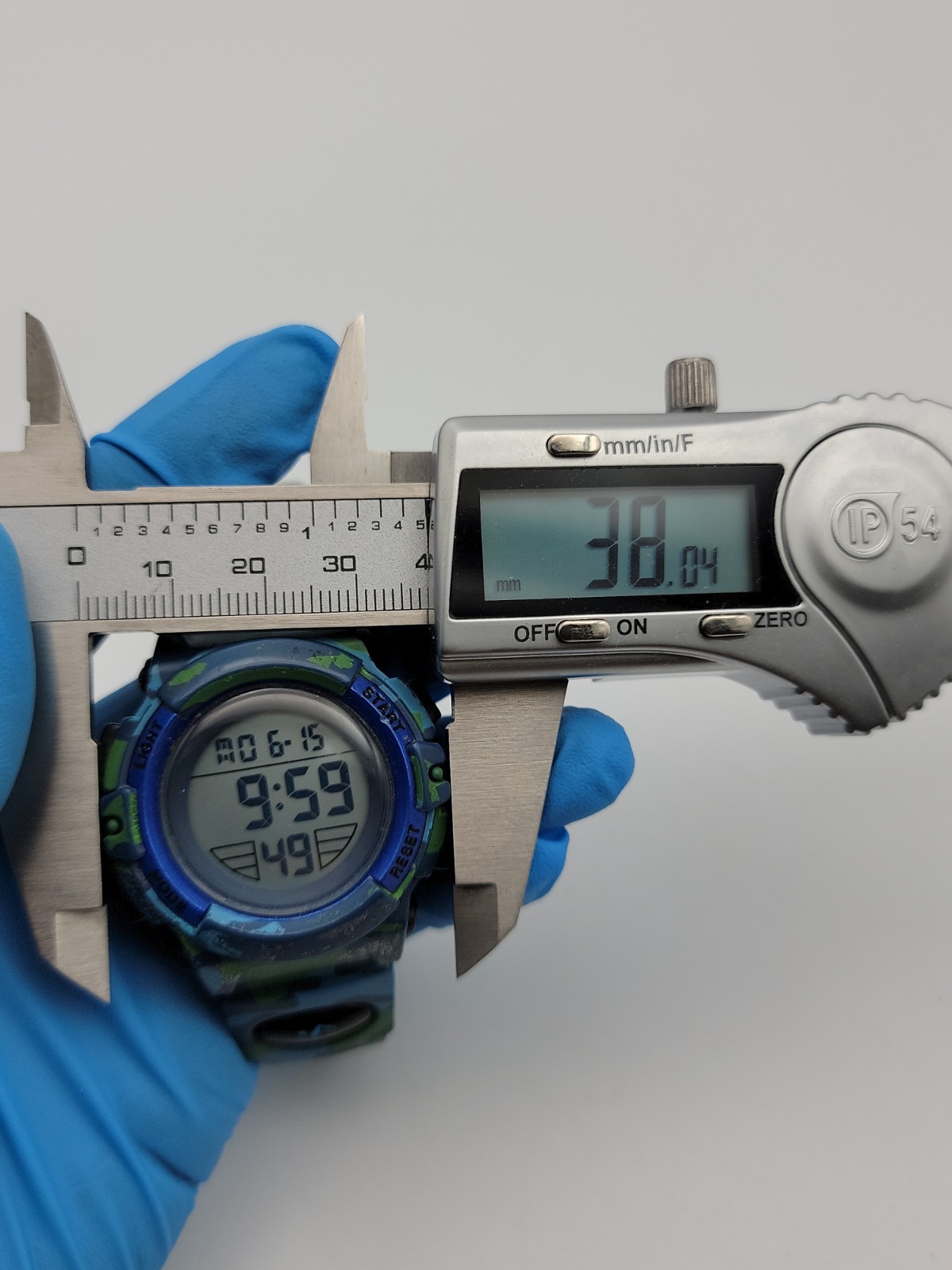 Lavaredo Kids Digital Watch 38mm Blue Green Band 4.75″-7.5″, Runs
